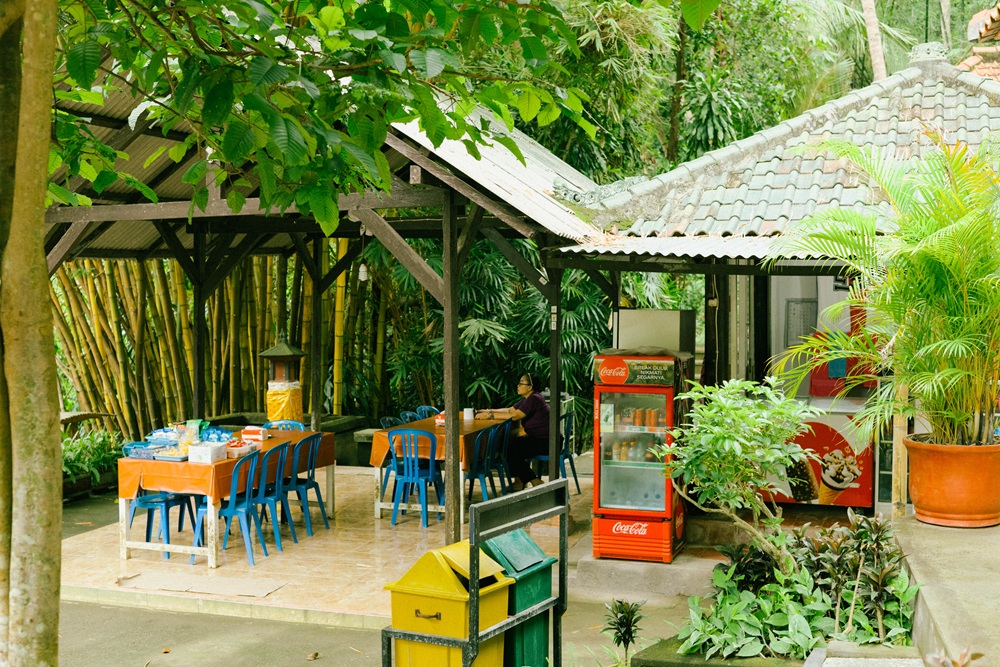 Warung / Small Convenience Store